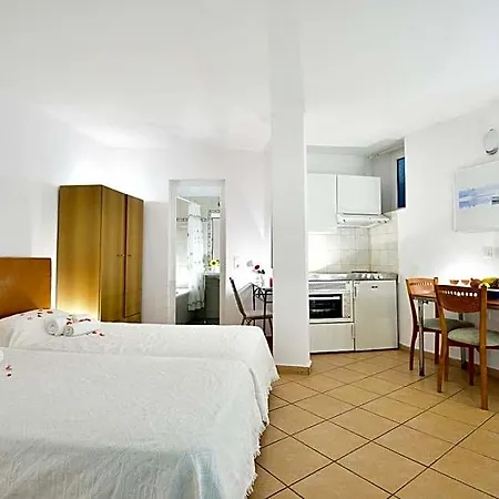 Nazos 1 Hotel 2*